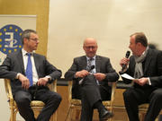 Peter Bofinger, Jean-Jacques Rommes (ABBL) et Marc Glesener (consultant médiatique) le 22 janvier 2013 à Luxembourg, lors d'une conférence-débat sur l'euro