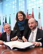 Le ministre Etienne Schneider signant au nom du Luxembourg l’accord relatif à une juridiction unifiée du brevet le 19 février 2013 (c) Conseil de l'UE