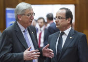 Jean-Claude Juncker en discussion avec François Hollande lors du Conseil européen du 14 mars 2013 (c) SIP / Jock Fistick
