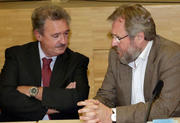 Jean Asselborn, ministre des Affaires étrangères et Jean-Claude Reding, président de l'OGBL, lors de la présentation du plan "Marshall" du DGB à Luxembourg, le 7 mars 2013