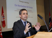Merhad Payandeh, membre du comité national du DGB, lors de la présentation du plan "Marshall" du DGB à Luxembourg, le 7 mars 2013