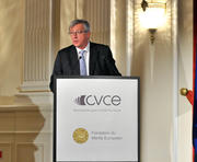 Jean-Claude Juncker, premier ministre du Luxembourg  et ancien président de l'Eurogroupe, lors de la conférence du CVCE sur "l'UEM à la croisée des chemins" et l'actualité de la pensée de Pierre Werner au XXIe siècle, le 6 mars 2013 à Luxembourg