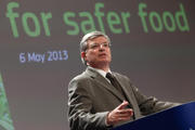 Le commissaire Tonio Borg présentant à la presse le paquet législatif sur la sécurité alimentaire le 6 mai 2013 © Union européenne, 2013