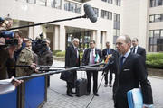 Luc Frieden, attendu par la presse à son arrivée au Conseil Ecofin du 14 mai 2013 (c) Conseil de l'UE