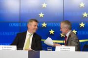 Le commissaire Karel De Gucht et le ministre irlandais Richard Bruton lors de la conférence de presse qui a suivi le Conseil Affaires étrangères du 14 juin 2013 (c) Le Conseil de l'UE