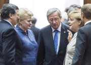 Jean-Claude Juncker en discussion avec José Manuel Barroso, Dalia Grybauskaite et Angela Merkel lors du Conseil européen des 27 et 28 juin 2013 (c) Sip / Jock Fistick