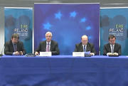 Michel Barnier et Michael Noonan ont présenté à la presse l'accord toruvé dnas la nuit du 26 au 27 juin 2013 sur la résolution des crises bancaires