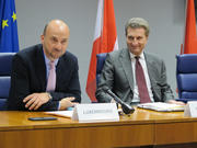 Etienne Schneider, ministre de l'Economie et du Commerce extérieur, et le commissaire européen en charge de l'énergie, Günther Oettinger, le 7 juin 2013 à Luxembourg lors de la signature de la déclaration du Forum pentalatéral