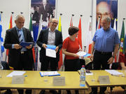 La remise par Paula Gomes du dossier RiSE aux eurodéputés Claude Turmes et Georges Bach, ainsi qu'à Luc Reding, du Ministère de la Justice, le 13 juin 2013 à Luxembourg