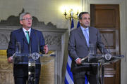 Jean-Claude Juncker et son homologue grec, Antonis Samaras, le 11 juin 2013 à Athènes