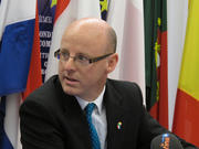Diarmuid O'Leary, ambassadeur irlandais au Luxembourg, lors de la conférence de presse du trio présidentiel Irlande-Lituanie-Grèce, le 4 juillet 2013 à Luxembourg
