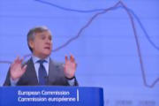 Le commissaire européen en charge de l'industrie Antonio Tajani devant les courbes qui montrent la baisse de la compétitivité industrielle dans l'UE, le 25 septembre 2013