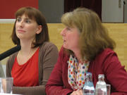 Michelle Cloos, journaliste du Tageblatt, et Sabine Trier, SG adjointe de l'ETF, à la table-ronde de la FNCTTFEL-Landesverband sur le 4e paquet ferroviaire, le 8 octobre 2013