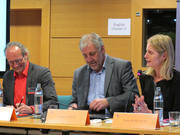 Les eurodéputés Claude Turmes et Georges Bach avec Karin Basenach du CEC lors de la 5e Conférence du Centre européen des Consommateurs (CEC) sur le droit européen des consommateurs, le 10 octobre 2013 à Luxembourg