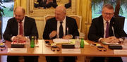Nicolas Schmit, ministre du Travail et d el'Emploi, en compagnie de son homologue français,Michel Sapin, et du président du Parlement européen, Martin Schulz, le 12 novembre 2013 à paris, en marge de la Conférence européenne sur le chômage des jeunes