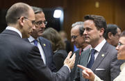 Le Premier ministre Xavier Bettel au Conseil européen, le 19 décembre 2013 à Bruxelles, en conversation avec ses homologues italien, Enrico Letta, et grec., Antonis Samaras
