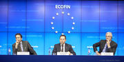 Jeroen Dijsselbloem, Ioannis Stournaras et Michel Barnier présentent à la presse les résultats du Conseil Ecofin du 18 février 2014 (c) Le Conseil de l'Union européenne