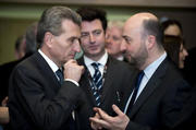 Günther Oettinger et Étienne Schneider lors du Conseil TTE du 4 mars 2014 (c) Le Conseil de l'UE