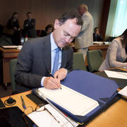 Christian Braun, représentant permanent, signant l'accord intergouvernemental sur le FRU pour le Luxembourg le 21 mai 2014 (c) Le Conseil de l'UE