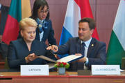 Xavier Bettel lors de la cérémonie de signature des accords d'association avec la Gérogie, la Moldavie et l'Ukraine le 27 juin 2014 (c) Le Conseil de l'UE