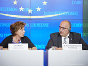 Nellie Kroes et Michalis Papadopoulos © Conseil de l'UE