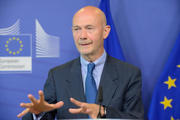 Pascal Lamy présentant à la presse son rapport sur l’utilisation optimale de la bande UHF le 1er septembre 2014 © European Union, 2014