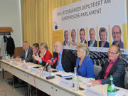 Les eurodéputés luxembourgois sur une conférence de presse le 12.9.14, assis