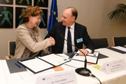 Le 13 octobre 2014, Neelie Kroes a signé un protocole d’accord pour la mise en place d’un Partenariat public-privé (PPP) sur les mégadonnées avec Jan Sundelin, président de la Big Data Value Association (BDV) © Union européenne, 2014