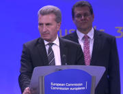 Le commissaire européen sortant de l'Energie, Günther Oettinger, lors d'une conférence de presse sur l'accord gazier entre la Russie et l'Ukraine (Source : EBS)