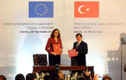 Cecillia Malmström, commissaire européenne chargée des Affaires intérieures avec Ahmet Davutoğlu, ministre turc des Affaires étrangères, lors de la signature de l'accord de réadmission le 16 décembre 2013