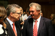 Le ministre luxembourgeois des Affaires étrangères, Jean Asselborn, avec le ministre allemand de l'Intérieur, Thomas de Maizière lors du Conseil JAI du 9 octobre 2014