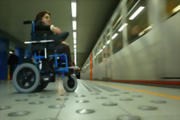 Une fille sur un fauteuil roulant devant un train (Source : Commission européenne)
