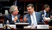 Au Conseil ECOFIN du 7 novembre 2014, Pierre Gramegna, ministre luxembourgeois des Finances; Janis Reirs, ministre des Finances de la la République de Lettonie  (source: Conseil de l'UE)