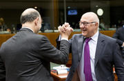 lors du Conseil Ecofin du 9 décembre 2014, le ministre français des Finances, Michel Sapin, et le commissaire européen en charge des affaires économiques, Pierre Moscovici (source: Conseil de l'UE)