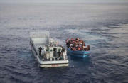 Des réfugiés sur une embarcation de fortune sont sauvés par un navire (Source : ONU)