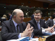 Le commissaire européen en charge des Affaires économiques et financières, Pierre Moscovici avec Valdis Dombrovskis, commissaire européen chargé de l’euro et du dialogue social (Source : Conseil)
