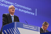 Les Commissaires Mimica et Vella lors de la présentation de la communication de la Commission sur l'agenda post-2015, le 5 février 2015 (source : Commission européenne)