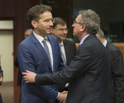 Le président de l’Eurogroupe, Jeroen Dijsselbloem, avec Pierre Gramegna, ministre des Finances luxembourgeois, lors d'une réunion extraordinaire de l'Eurogroupe le 20 février (Source : Conseil)