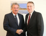 Jean Asselborn et Bernd Lange, président de la commission du Commerce international du Parlement européen, lors de la visite du ministre des Affaires étrangères et européennes à Strasbourg le 11 février 2015