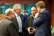 Pierre Gramegna en discussion avec Yanis Varoufakis et Johan Van Overtveldt lors de l'Eurogroupe du 9 mars 2015 (c) Le Conseil de l'UE