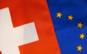 Drapeaux de la Suisse et de l'Union européenne (© DEA)