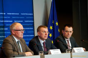 Edgars Rinkevics et Frans Timmermans lors de la conférence de presse à l'issue du Conseil Affaires générales du 21 avril 2015 (c) Union européenne