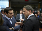 De gauche à droite:  Alexis Tsipras, le Premier ministre grec et Xavier Bettel, le Premier ministre luxembourgeois, lors du Conseil européen du 23 avril 2015 (source: Conseil)