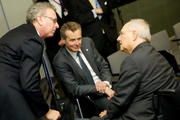 De gauche à droite:  Pierre Gramegna, ministre luxembourgeois des Finances, et Wolfgang Schäuble, ministre fédéral allemand des Finances, lors de l'Eurogroupe du 24 avril 2015 à Riga