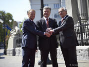 De gauche à droite: M. Donald Tusk, Président du Conseil européen; M. Petro Porochenko, Président de l'Ukraine; M. Jean-Claude Juncker, Président de la Commission européenne, le 27 avril 2015 à Kiev pour le sommet UE-Ukraine (source: UE) .