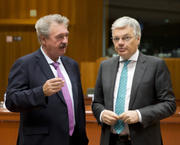 De gauche à droite: le ministre luxembourgeois des Affaires étrangères, Jean Asselborn, et son homologue belge, Didier Reynders, lors du Conseil Commerce du 7 mai 2015 (source: Conseil)