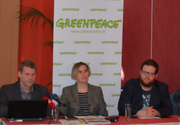 Christoph Then avec Martina Holbach et Philippe Schockweiler de Greenpeace Luxembourg (Source : Greenpeace)