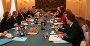 Cecilia Malmström en discussion avec les membres du gouvernement luxembourgeois lors de sa visite à Luxembourg le 26 février 2015