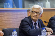 Jerzy Buzek, président de la commission de l'industrie, de la recherche et de l'énergie du Parlement européen, lors de la réunion avec la commission de l'Energie et du Commerce au Congrès américain le 6 mai 2015 à Bruxelles (c) Parlement européen