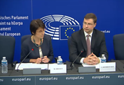 La commissaire à l'Emploi et aux Affaires sociales, Marianne Thyssen, et Valdis Dombrovskis, vice-président de la Commission en charge de l'Euro et du dialogue social, lors de la conférence de presse du 9 juin 2015 (@ Parlement européen)